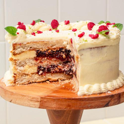 TORTA DE COCO, CHOCOLATE BLANCO, LIMA Y FRAMBUESAS