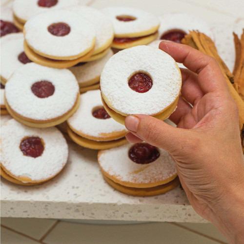 LUNETTES CON MERMELADA DE TOMATE