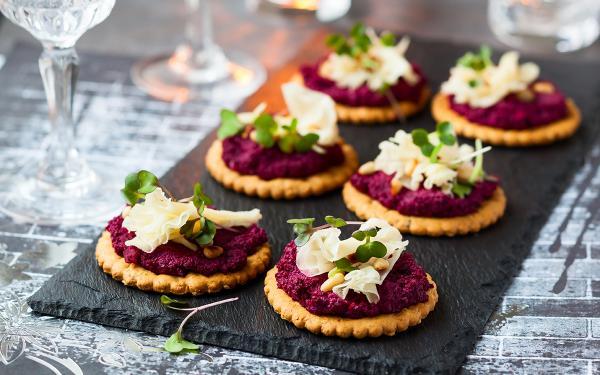 Canap&eacute;s de queso y pesto de remolacha