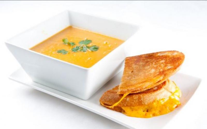 Crema de tomate y garbanzos con tostada de queso fundido