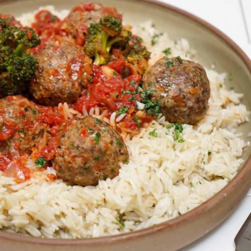 Alb&oacute;ndigas de carne con arroz y una salsa riqu&iacute;sima.