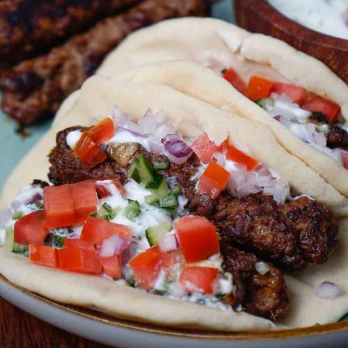 KEBAB CON SALSA DE YOGUR Y PAN &Aacute;RABE