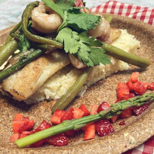 PEJERREY CON VEGETALES Y PUR&Eacute; DE COLIFLOR AHUMADO