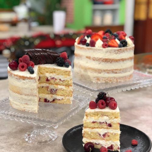 TORTA DE CHOCO BLANCO CON FRUTOS ROJOS