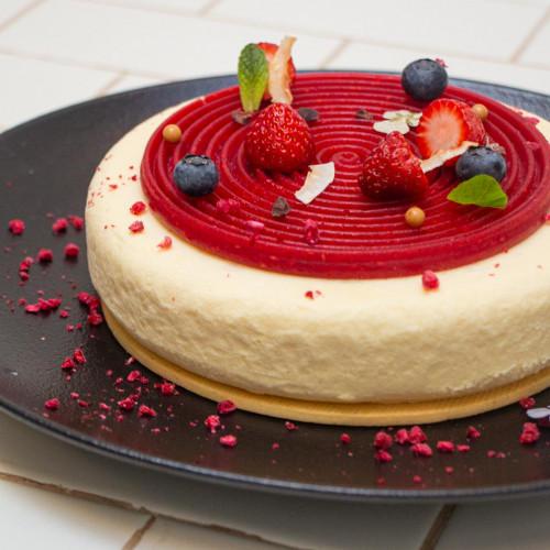 CHEESECAKE CON FRUTAS ROJAS