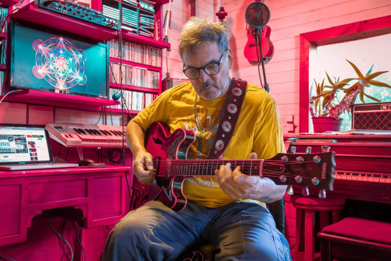 Entre Los Beatles y el I Ching: Riki Basevich presenta su nuevo disco en Bariloche