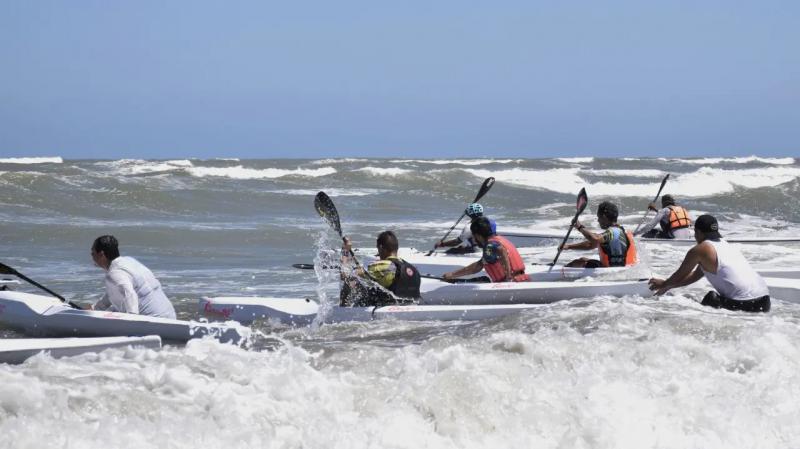 Los kayaks coparon la playa con la regata oce&aacute;nica H&eacute;roes de Malvinas