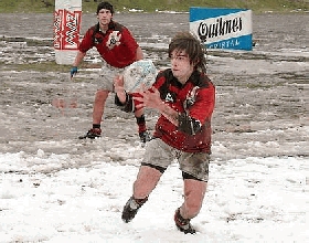 Ni la nieve ni el barro desti&ntilde;en al rugby