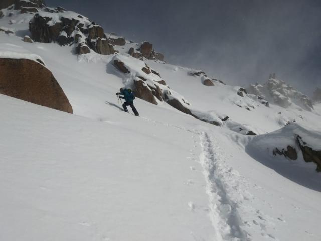 splitboarder en modo travesa 