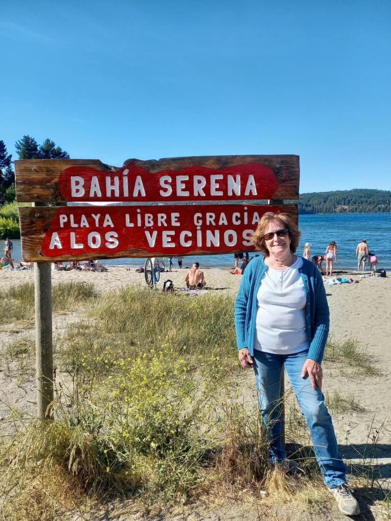 A 20 a&ntilde;os de la "resistencia vecinal en defensa de Bah&iacute;a Serena", restauraron el cartel de playa libre